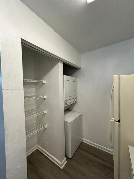 Building Photo - 4815 Via Palm Lakes