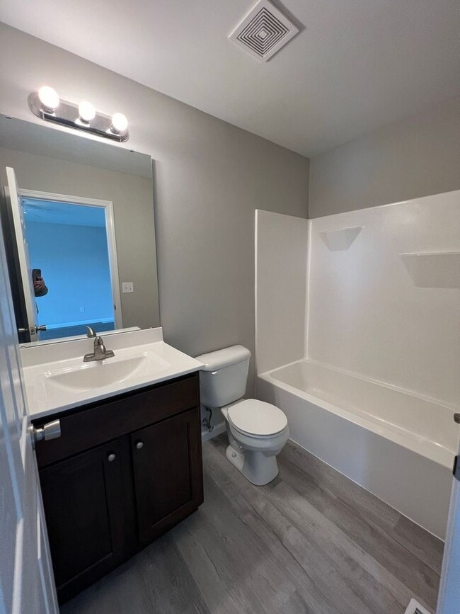 Building Photo - 3 bed 2 bath