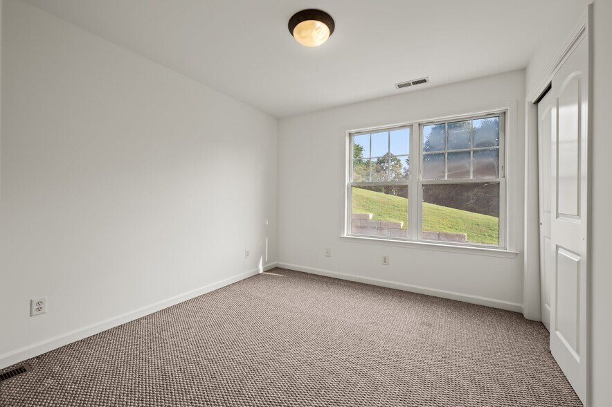 Building Photo - 5 Rolling Hills Dr