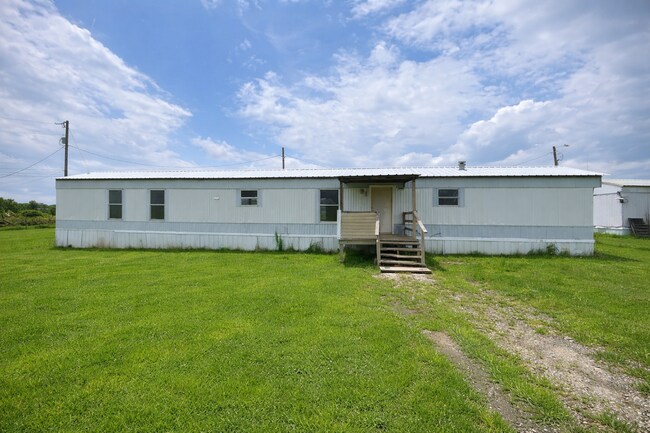 Building Photo - Country living with spacious front and backyard - 3 beds/ 2bath available now
