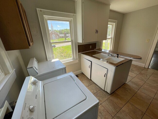 Building Photo - Freshly painted 2 bedroom 1 bathroom house...