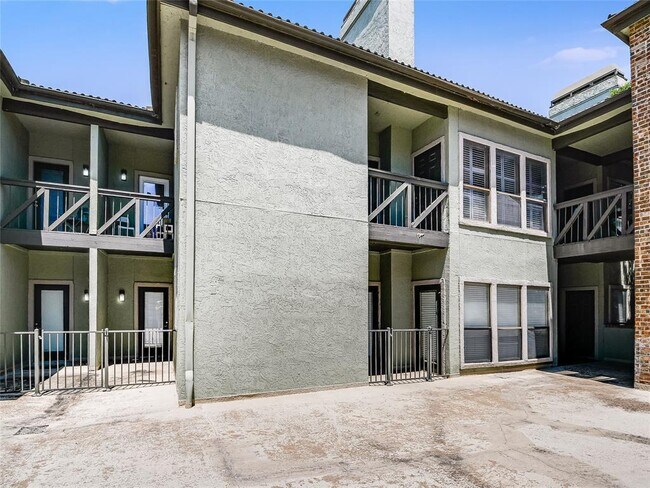 Building Photo - 807 W 25th St