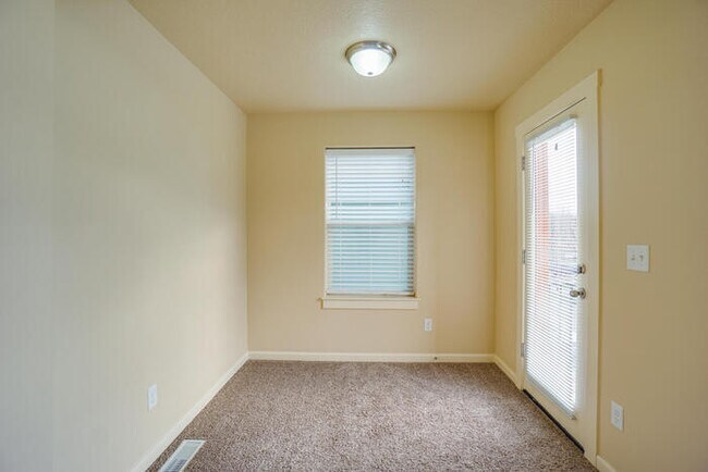 Building Photo - BEAUTIFUL THREE BEDROOM IN HAZEL DELL