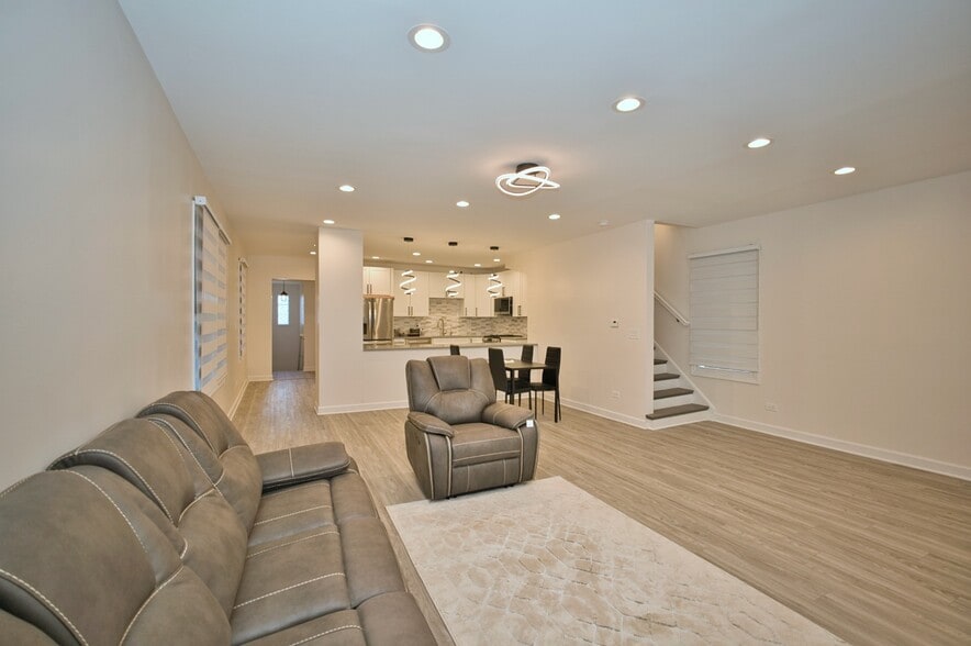 Building Photo - 4616 N Kostner Ave