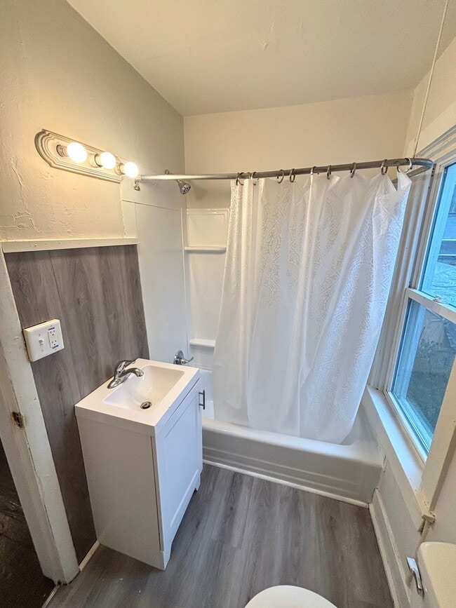 Building Photo - 513 Green St