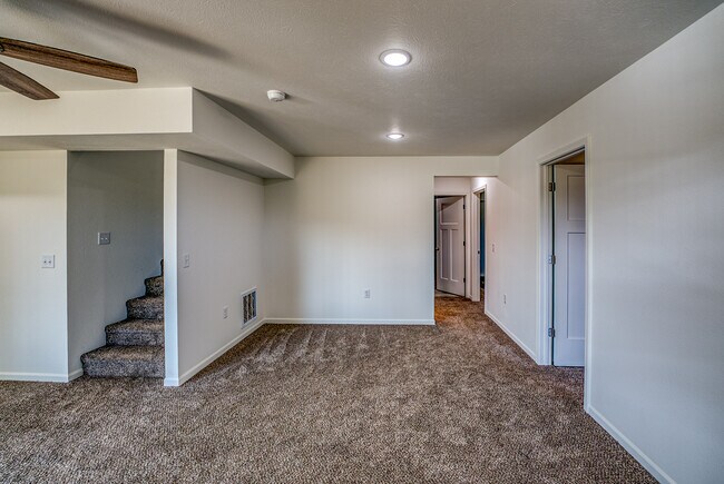 Building Photo - 220 E Sunset Cove Ln