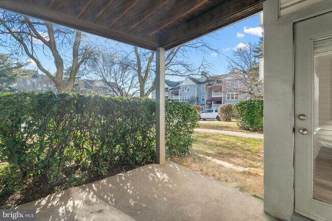 Building Photo - 3321 Sir Thomas Dr