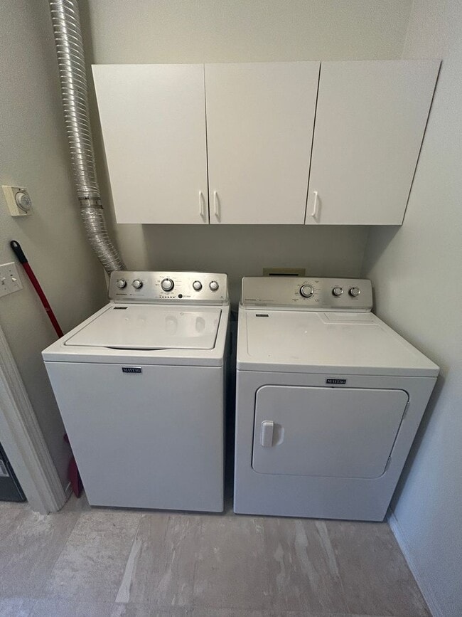 Building Photo - 3 Bed, 2 bath 3rd floor Condo w/garage in ...