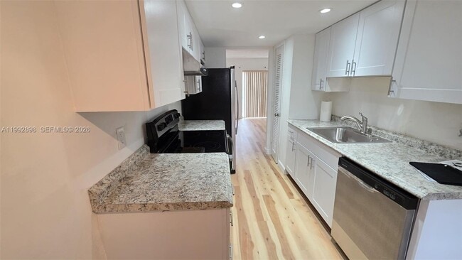 Building Photo - 650 Tennis Club Dr