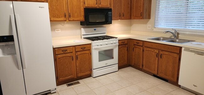 Building Photo - 1911 Windsong Dr