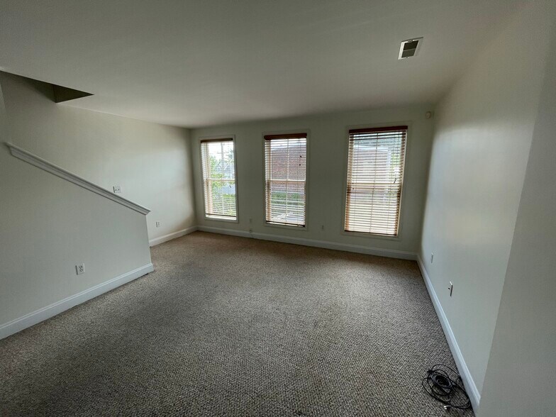 Building Photo - 406 Leverington Ave