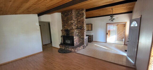 Building Photo - 2 bed 1.5 bath Downtown Bend - Large Master - Fenced Yard