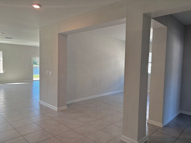 Building Photo - 4 Bedroom 3 Full Bath House in Convenient Location