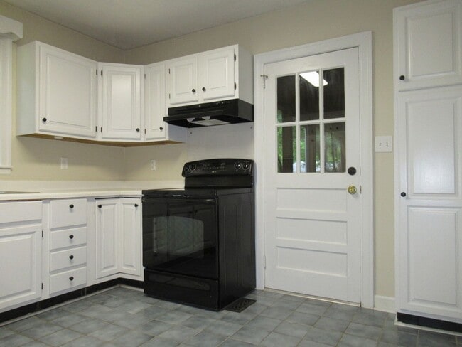 Building Photo - Lovely 2br bungalow with screened porch an...