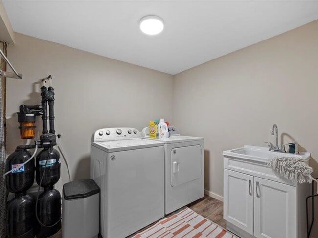 Building Photo - 3603 W Canal Dr