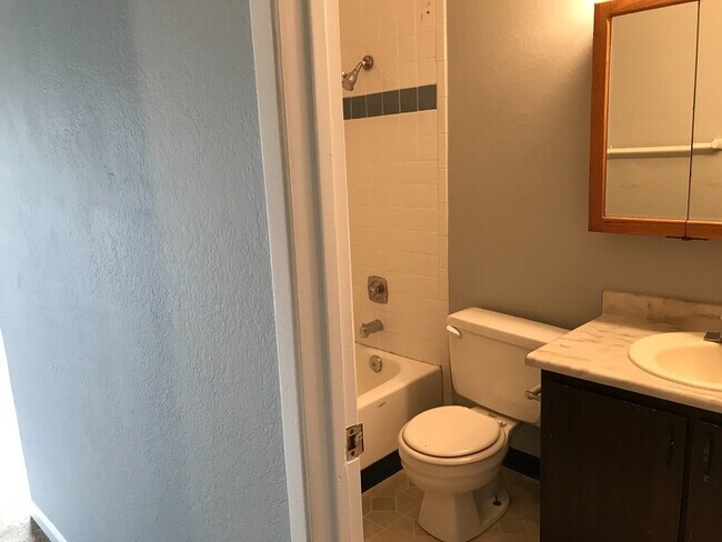 Building Photo - 2 Bedroom 1 Bath Condo