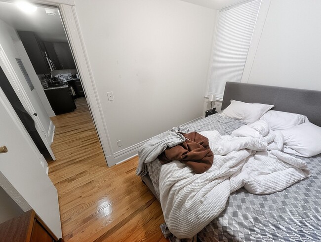 Building Photo - Large 2 BR/ 1 BA in Fantastic Wicker Park Location