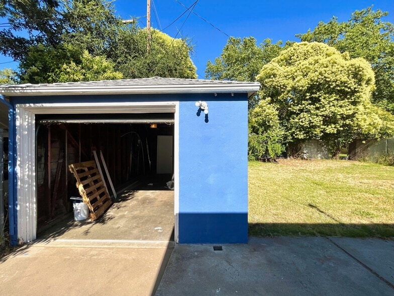 1 Car Garage - 3531 41st St