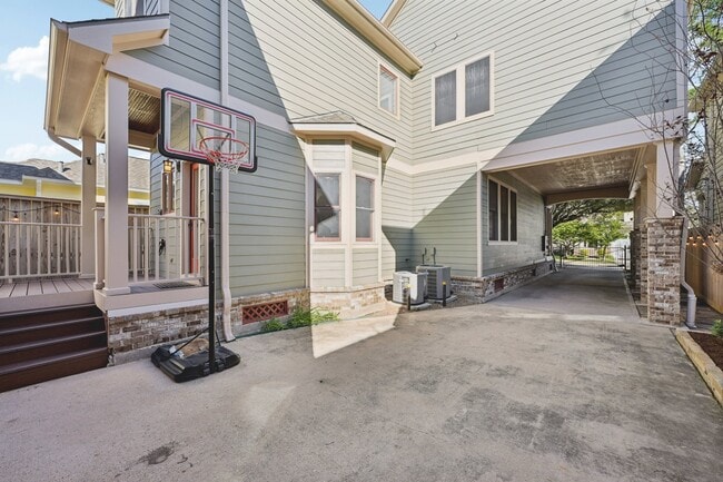 Building Photo - 1537 Alexander St