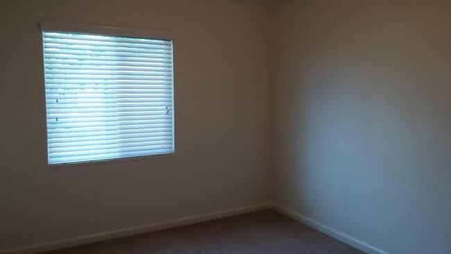 Building Photo - Recently updated home with modern amenitie...