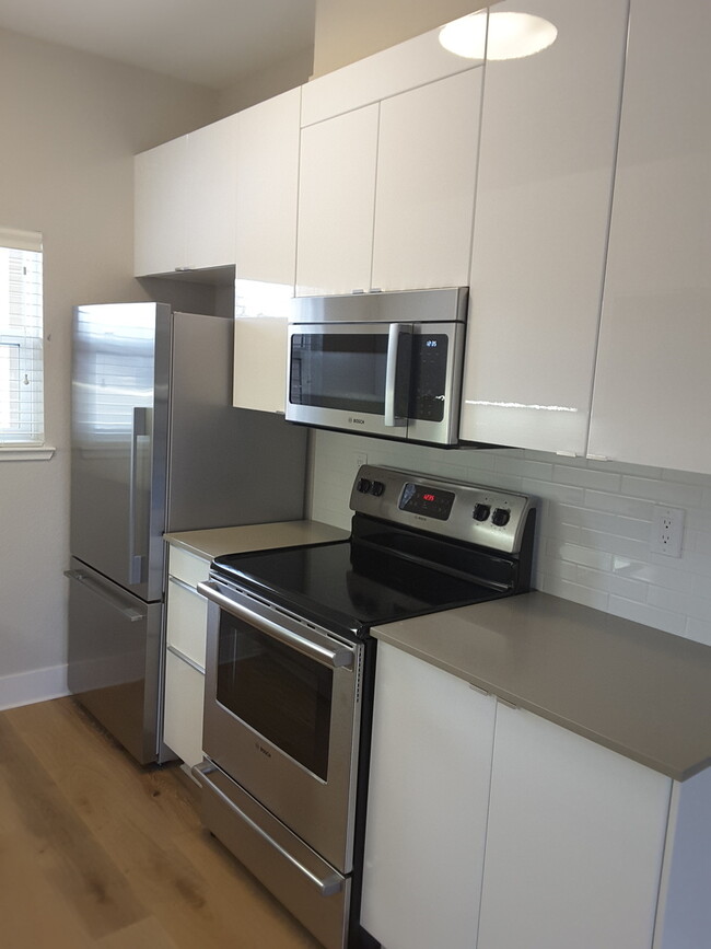Building Photo - Newly Remodeled Condo Unit - Pet Friendly