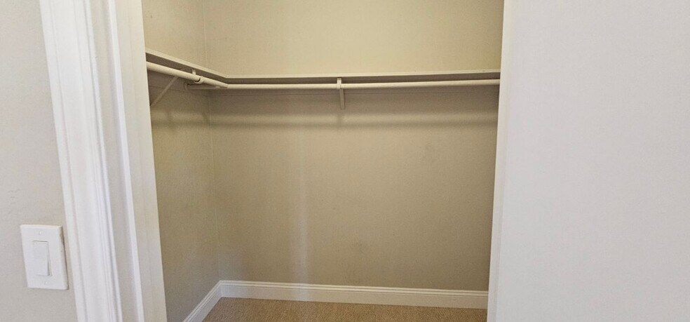 Building Photo - 1597 Ashwood Dr