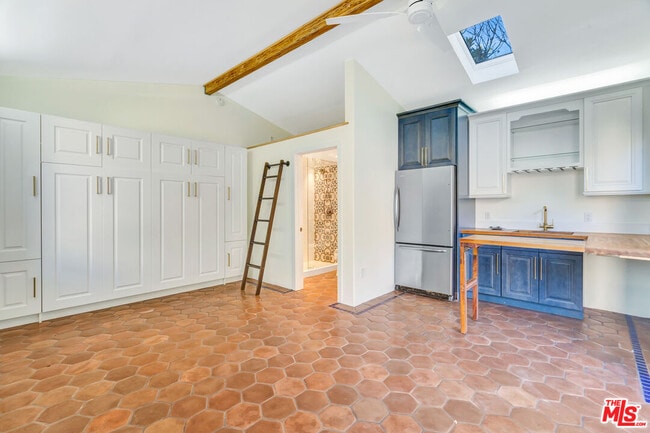 Building Photo - 10587 Holman Ave