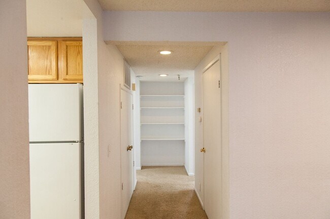 Building Photo - Great location, 2 Bedroom Condo