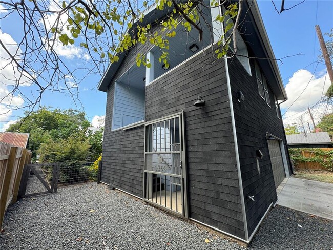 Building Photo - 1208 E 2nd St