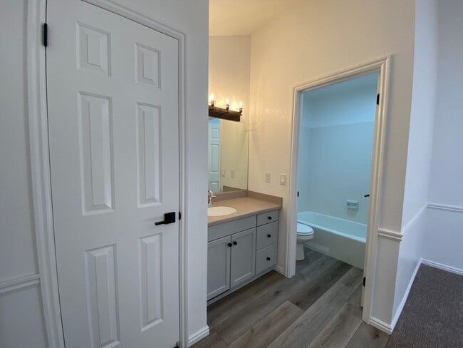 Building Photo - REMODELED 2 BEDROOM UNIT DOWNTOWN ST. GEORGE!