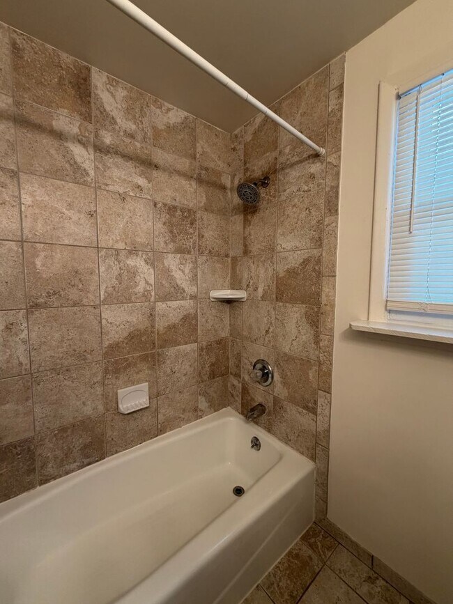 Building Photo - 1736 Main St