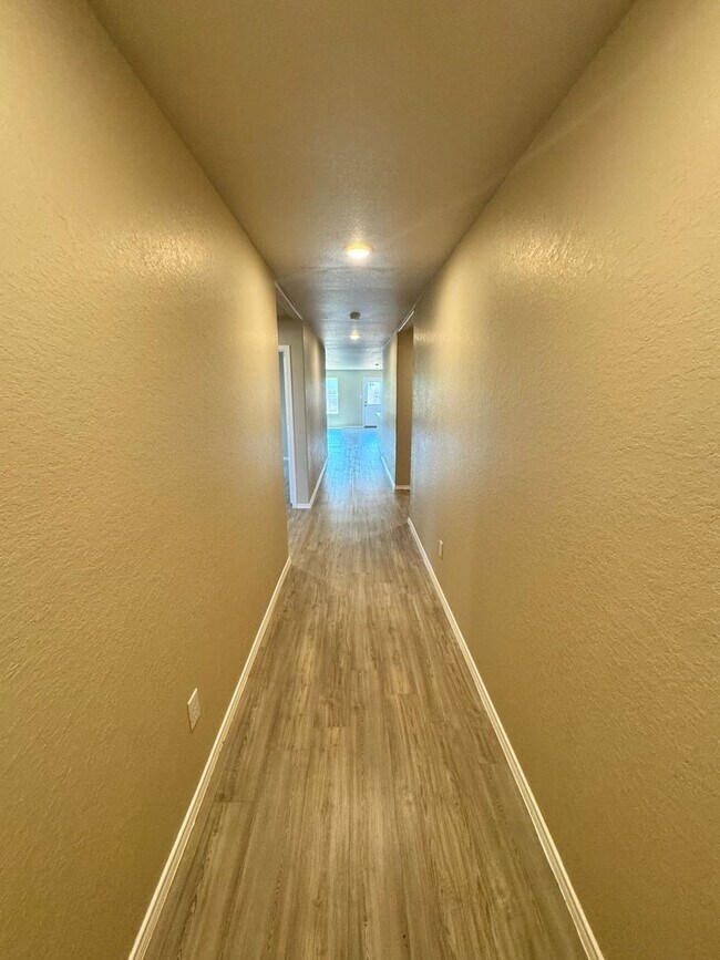 Building Photo - Move-In Ready Modern Home with Open Layout...
