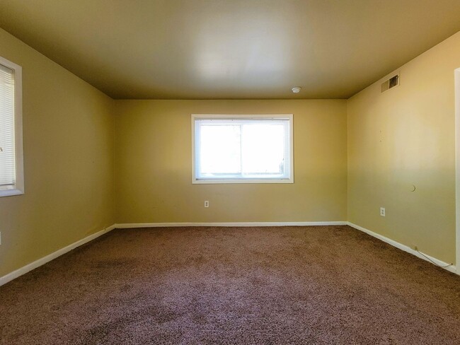 Building Photo - One bedroom condo with lots of space in He...