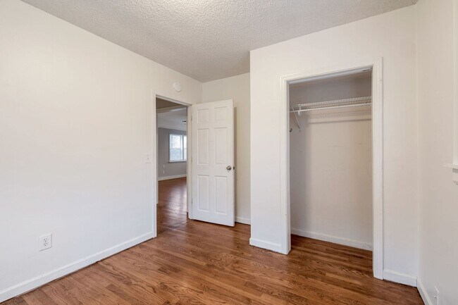 Building Photo - 6 month lease only no extensions Greenwood bungalow