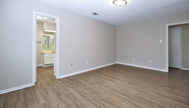 Building Photo - 7814 Barnhill Dr