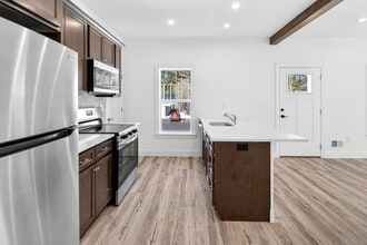 Building Photo - Hemlock Manor