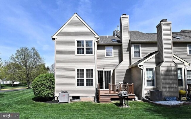 Building Photo - 235 Pinecrest Ln