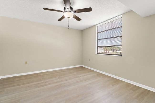 Building Photo - Spacious 2BR/2BA Condo at Whitehall - West Palm Beach