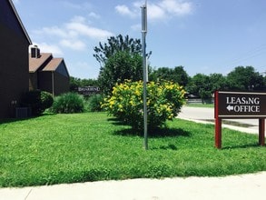 Building Photo - Briarbend Apartments