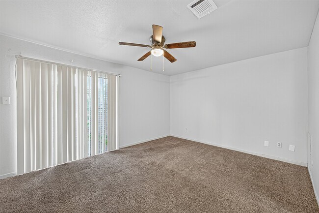 Building Photo - 3906 Glen Cove Cir