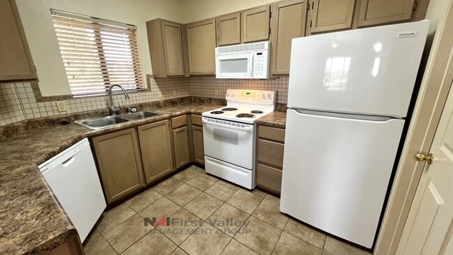 Building Photo - 3 Bedrooms, 2 Baths