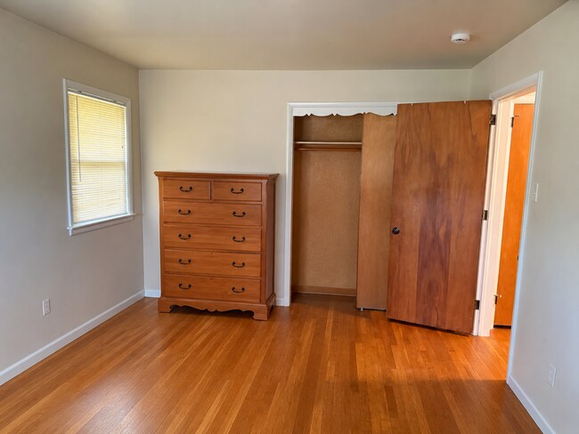 Building Photo - Well Maintained 2 Bedroom Ranch-style home - Full Size Basement!