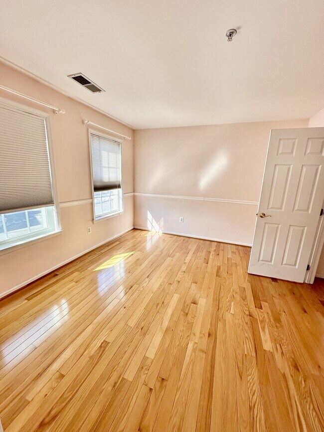 Building Photo - 917 Crestfield Dr