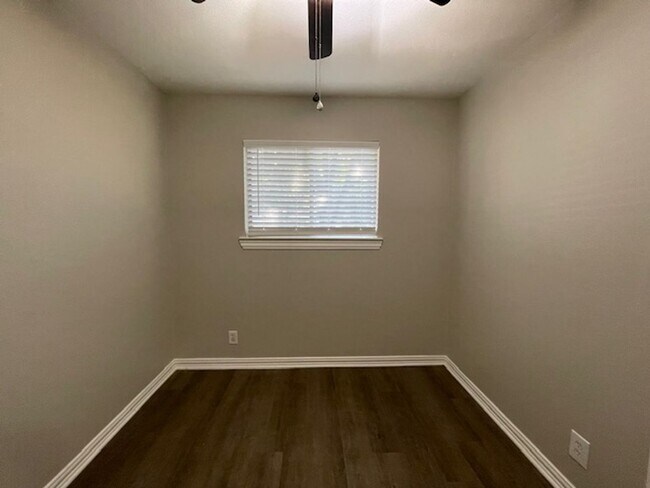 Building Photo - 1329 Harrison Ln