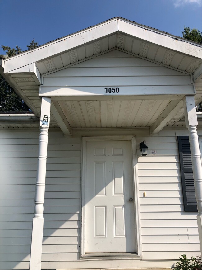 Building Photo - 1050 Scarlett Ln