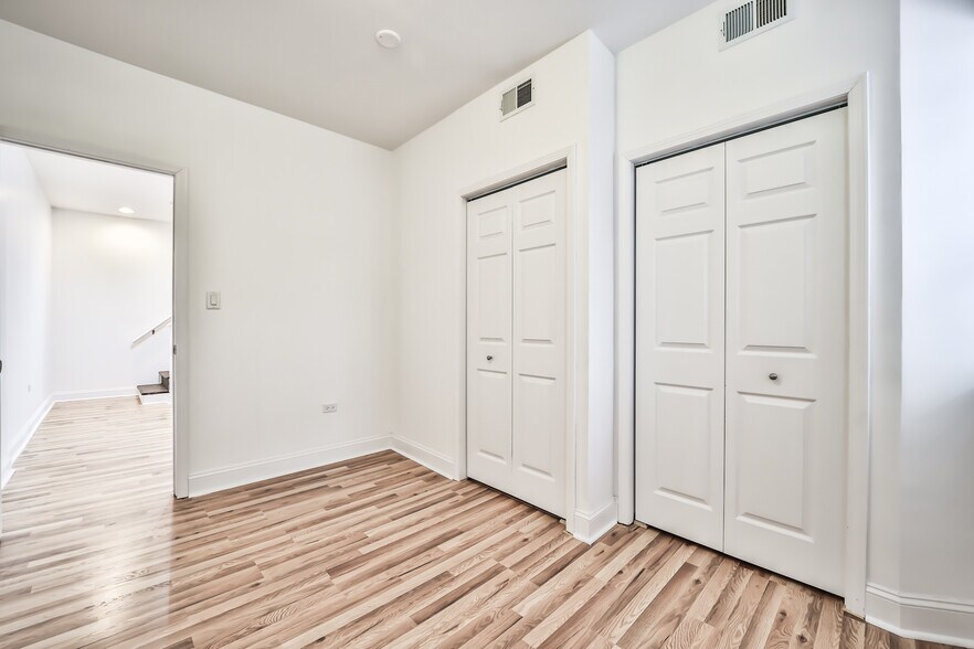 Building Photo - 734 W Waveland Ave