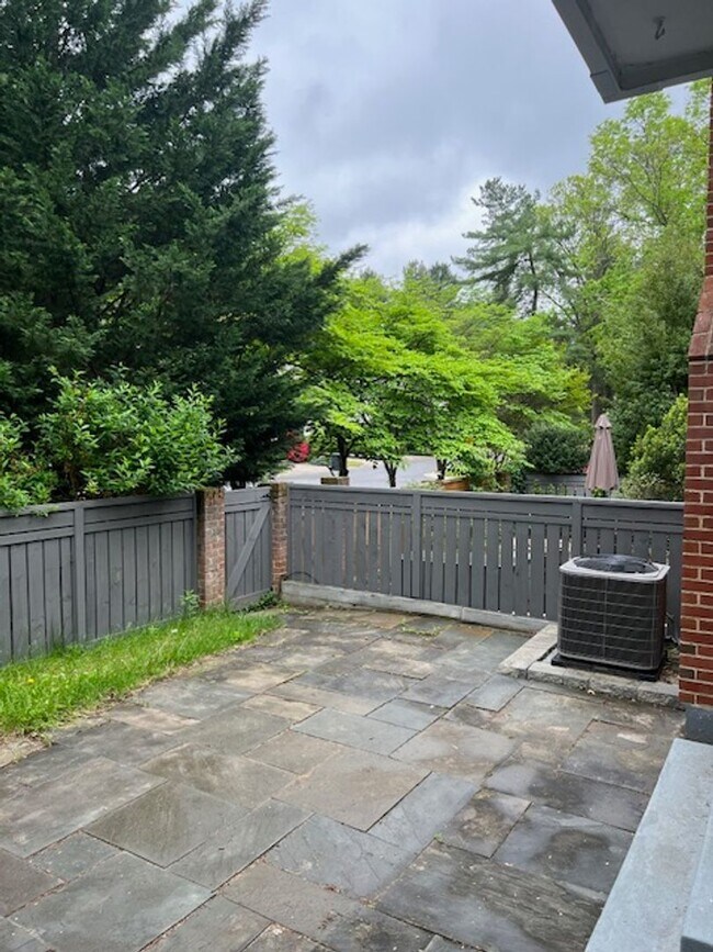 Building Photo - CHARMING TOWNHOME LOCATED IN HIGHLAND HALL...