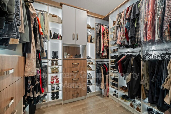 Building Photo - 383 St Vincent Dr