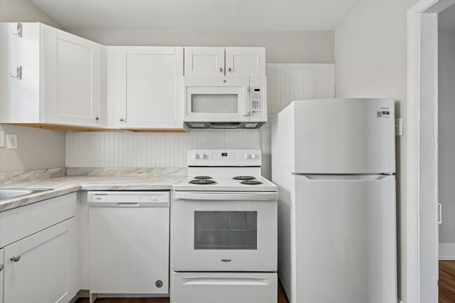 Building Photo - Updated 2BR Apartment in the Heart of West...