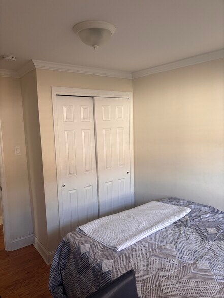 Building Photo - 466 Windsor Dr